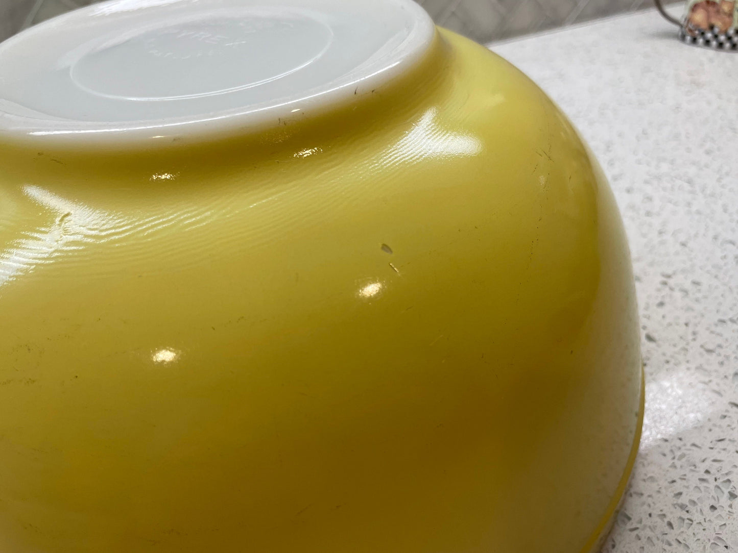 Vintage PYREX yellow round mixing bowl 4 quarts No number Early Model